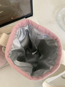 Vista interna della borsa termica rosa trapuntata con fodera impermeabile e tracolla