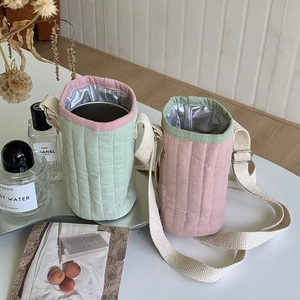 Borsa termica trapuntata per borraccia con tracolla regolabile e fodera isolante