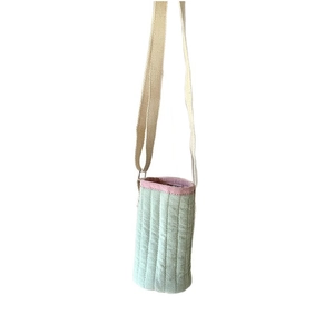 Borsa termica trapuntata verde menta con bordo rosa e tracolla regolabile color crema
