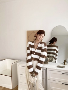 Détails de la maille et motif rayé du cardigan en fausse fourrure de vison marron et blanc