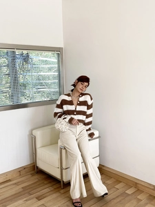 Ensemble chic cardigan rayé et pantalon en velours pour un style de mode hivernale