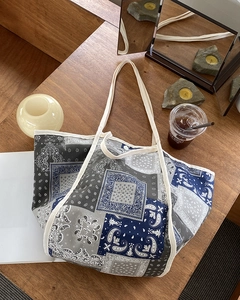 Detalle de un bolso tote grande de lona con diseño de patchwork paisley vintage en madera