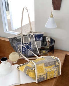 Bolsos tote de lona vintage con estampados de cachemira patchwork en mesa de madera