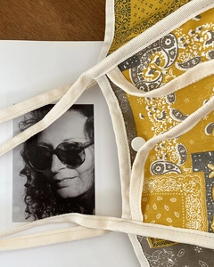 Detalle del estampado de cachemira en el bolso tote de lona vintage con asa de algodón