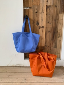 Borsa tote in nylon arancione e blu di grande capacità con design a tasche multiple