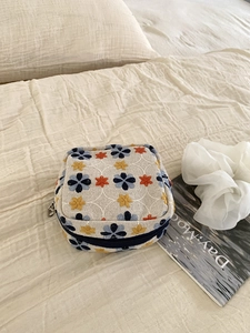 Exquisite floral embroidery cosmetic pouch with daisy pattern for makeup storage