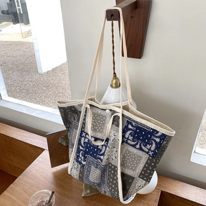 Bolso tote grande de lona patchwork paisley con botón a presión en soporte madera