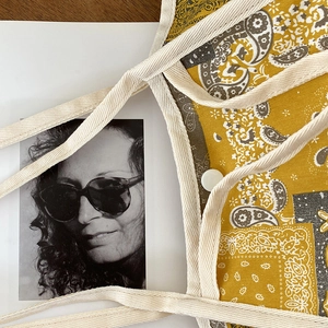 Bolso tote vintage de lona con estampado paisley amarillo y cierre de botón a presión