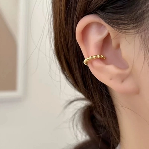 Minimalistische 18K Gold Perlen-Ohrmanschette im französischen Stil an einem Model