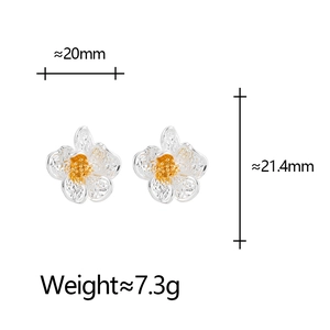 Elegant floral stud earrings in silver with gold centers, measuring 20mm x 21.4mm
