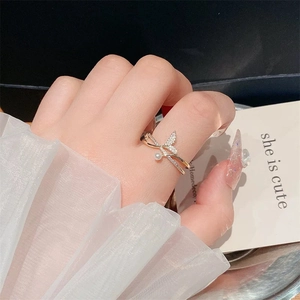 French style fishtail ring with shiny pearl and zircon stones in rose gold finish