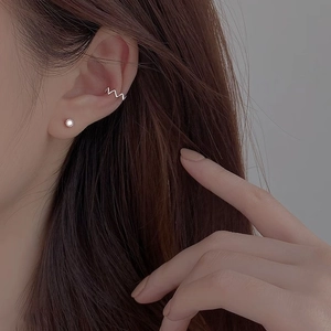 Set di orecchini a lobo con zirconi e ear cuff a onda in argento dal design minimalista