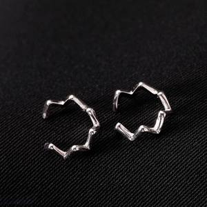Ear cuff in argento lucido con design geometrico seghettato per un look minimalista
