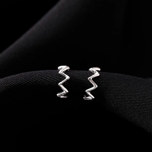 Ear cuff minimalisti color argento con design a zigzag e finitura metallica lucida