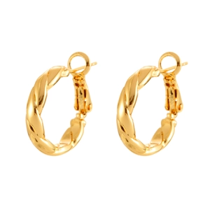 Boucles d'oreilles créoles torsadées dorées avec finition polie sur fond blanc