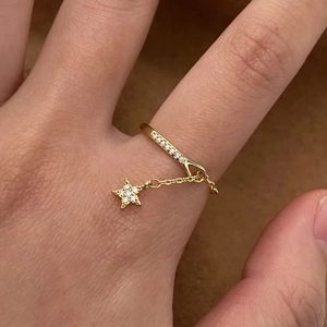 Bague élégante dorée avec pendentif étoile et zircons scintillants pour femme