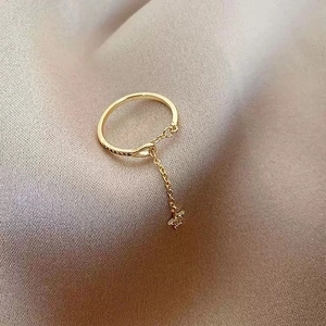 Bague étoile dorée minimaliste avec anneau serti de zircone sur tissu satiné élégant