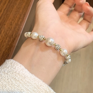 Bracelet de perles élégant avec boules de cristal étincelantes et perles dorées au poignet