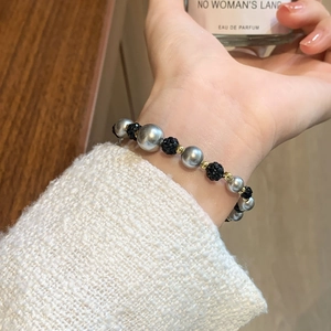 Bracelet ajustable élégant avec perles grises, perles pavées noires et accents dorés