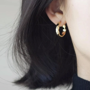 Boucles d'oreilles créoles torsadées dorées vintage au design croissant chic