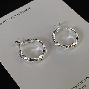 Boucles d'oreilles créoles torsadées en argent au fini poli brillant pour femmes