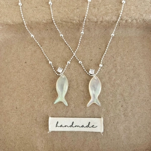 Collier poisson en nacre fait main avec chaîne à billes en argent et zircon brillant