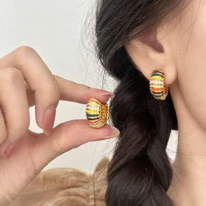 Boucles d'oreilles créoles dorées en forme de C avec rayures émaillées colorées rétro