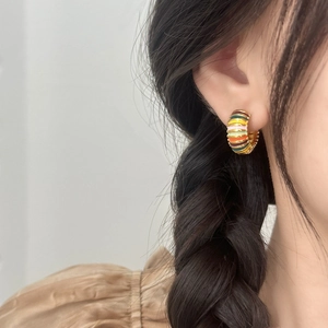 Boucles d'oreilles créoles C vintage françaises avec émail coloré sur un mannequin