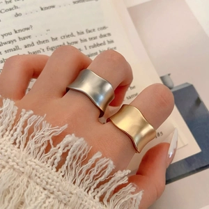 Anelli aperti ondulati irregolari minimalisti in finitura oro e argento opaco