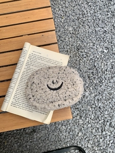Nahaufnahme der süßen Plüsch-Münzbörse mit Smile-Muster und Mini-Kosmetiktasche