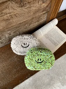 Nahaufnahme süßer Plüsch-Minibeutel mit Smile-Design für Lippenstift und Ohrhörer