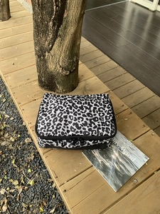 Detail van de cosmetische tas met luipaardprint, dubbele rits en nylon materiaal