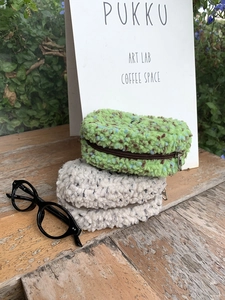 Mini-Plüschtaschen in Grün und Grau auf Holztiisch mit Pflanzen für Kleinteile