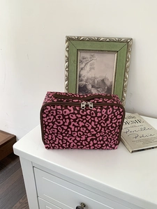 Roze cosmetische tas met luipaardprint, dubbele rits en handvat voor op reis