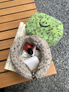 Flauschige Mini-Plüschtasche für Lippenstift und Kopfhörer mit süßem Smiley-Stickerei