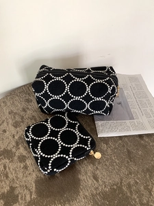 Lot de grandes trousses de maquillage en toile avec broderie points blancs et zip doré