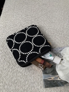 Grande trousse à maquillage brodée noire avec motifs circulaires et fermeture éclair