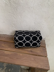 Grande trousse de maquillage noire avec broderie cercles blancs et fermeture éclair