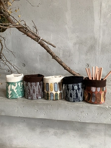 Set di cinque portapenne e pennelli in cotone e lino con ricami decorativi
