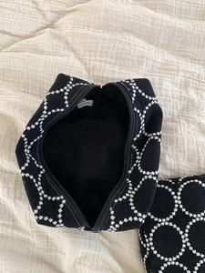 Grande trousse à maquillage noire avec broderie florale blanche et fermeture éclair