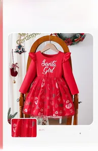 Detail des roten Santa Girl Kleids mit Schneeflocken-Netztüll und festlichen Mustern