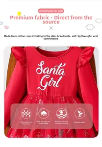 Details vom Weihnachts Mädchenkleid mit Santa Girl Text und Baumwollstoffstruktur
