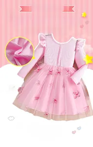 Nahaufnahme von rosa Rippenstrick und 3D-Schmetterlingsapplikation auf Netz-Tutu-Kleid