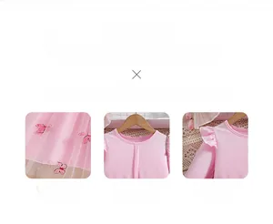 Detail des rosa Mädchen-Tüllkleids mit Schmetterlingsapplikationen und Rüschenärmeln