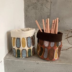 Set di 2 portapenne in cotone e lino ricamati nei colori beige e terra cotta