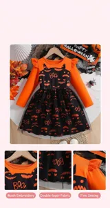 Détail de robe Halloween bébé avec tulle toile d'araignée et motif imprimé Boo