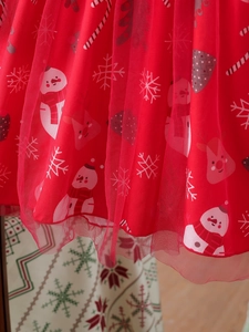 Rotes Weihnachtsmaskleid für Mädchen mit Schneeflocken-Rentier-Tüll und festlichen Prints