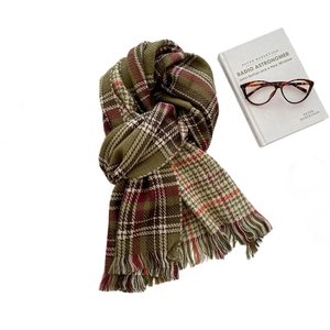 Sciarpa invernale a quadri verde e rosso con morbide frange e accessori lifestyle