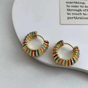 Boucles d'oreilles créoles émaillées arc-en-ciel avec rayures dorées élégantes