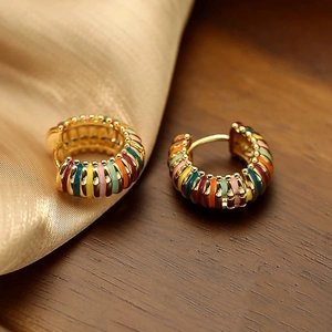 Boucles d'oreilles créoles arc-en-ciel émaillées dorées au design rond minimaliste
